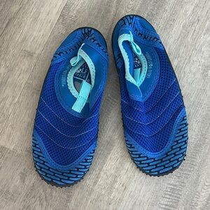 Great Wolf Lodge Blue water shoes size 11